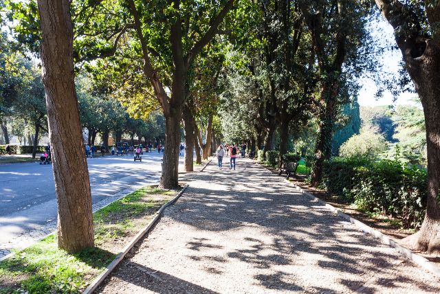 איך להגיע לגני בורגזה בתחבורה ציבורית – אוטובוסים, מטרו והליכה רגלית