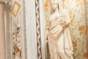 ברניני - יצירת "האישה המסתורית עם הצעיף" (The Veiled Woman): קווי הפנים שמתעתעים בעין