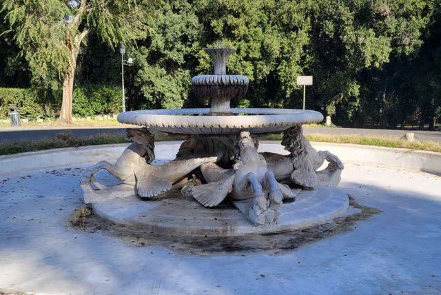 סיור באגם וילה בורגזה כולל שייט בסירה חתירה עצמאית + אפריטיף credit to getyourguide.com