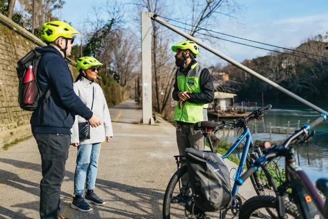 סיור אופניים חשמליות באיזור גני בורגזה credit to getyourguide.com