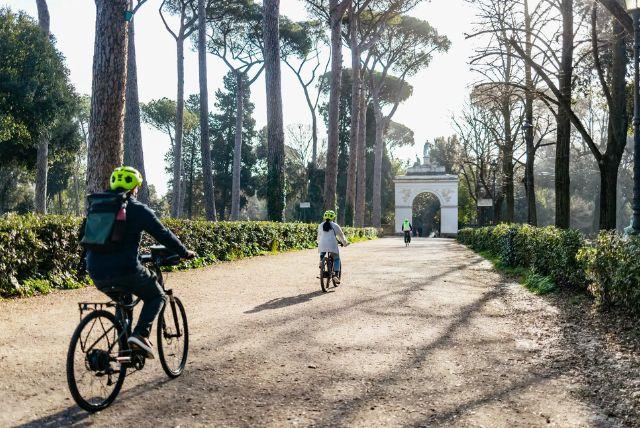 סיור אופניים חשמליות באיזור גני בורגזה credit to getyourguide.com