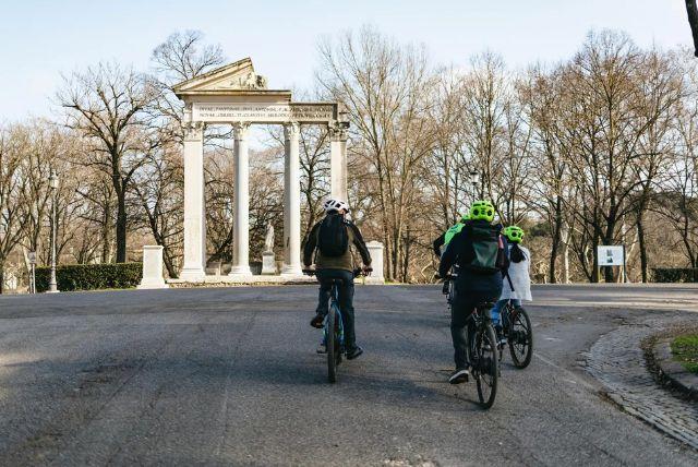 סיור אופניים חשמליות באיזור גני בורגזה credit to getyourguide.com