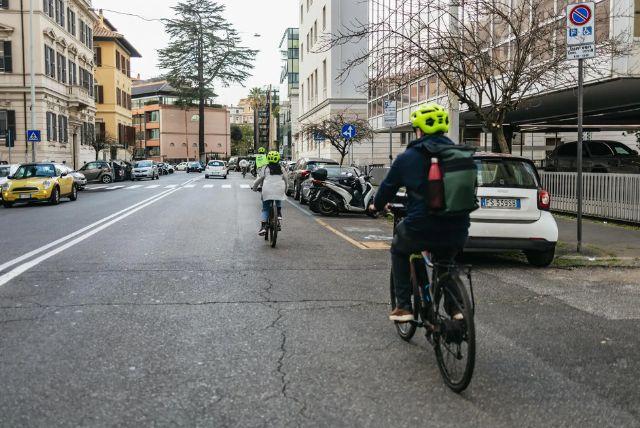 סיור אופניים חשמליות באיזור גני בורגזה credit to getyourguide.com