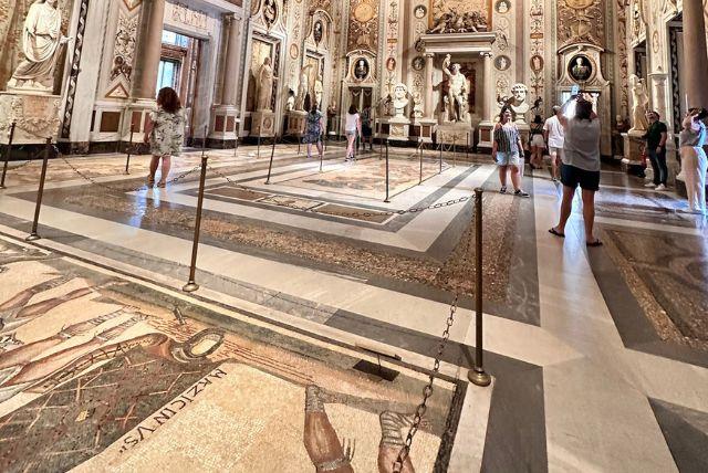 קומת הקרקע של וילה בורגזה - פסלים, בארוק, פרסקאות, אולמות תיאטרליים