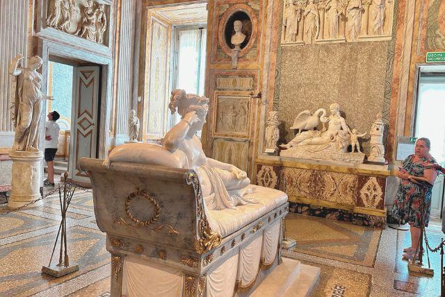 Sala Paolina - חדר פאולינה אישה שוכבת על ספה רומית