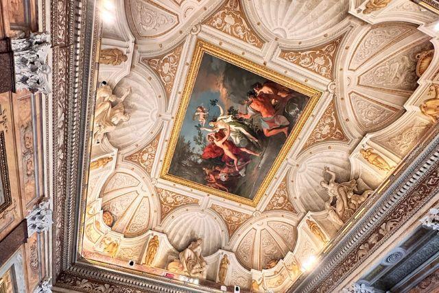 תקרה שמספרת סיפור: מה מסתתר מאחורי פרסקאות המיתולוגיה בגן בורגזה