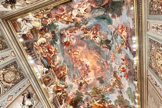 תקרה שמספרת סיפור: מה מסתתר מאחורי פרסקאות המיתולוגיה בגן בורגזה