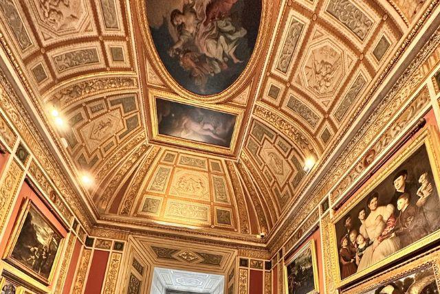 מה מטיילים מפספסים כשהם לא מרימים את הראש? תקרות נסתרות בגלריה