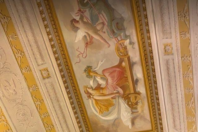 מה מטיילים מפספסים כשהם לא מרימים את הראש? תקרות נסתרות בגלריה