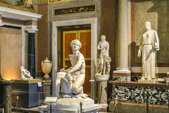 פסלים רומיים ויווניים בקומת הקרקע - האוסף שמסביר את שורשי האמנות