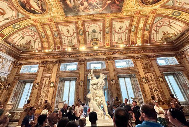 ריהוט, פרסקאות ותקרות מצוירות בקומה הראשונה - פרטים שמטיילים מפספסים