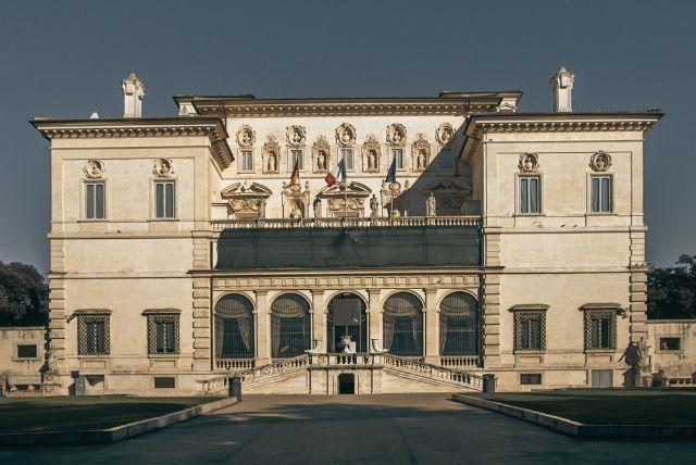 הציורים של רפאל, טיציאן ורומנים נוספים בקומה ה-2: האוסף שמספר 300 שנה של אמנות