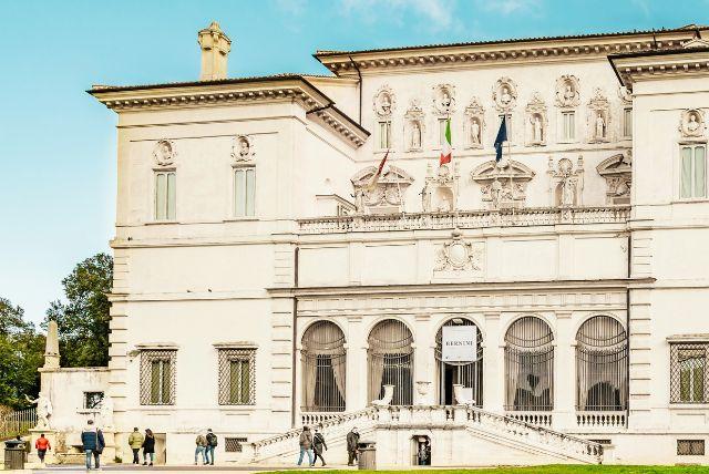 חדרי האוספים בקומה העליונה - פירוט לפי אולם ותמה