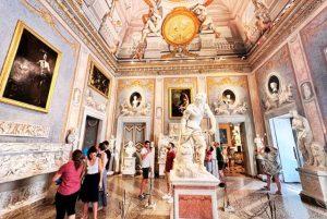 מה רואים מבחוץ עוד לפני שנכנסים לגלריה? מבוא היסטורי קצר למשפחת בורגזה