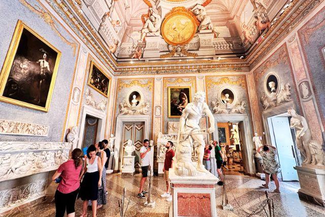 מה רואים מבחוץ עוד לפני שנכנסים לגלריה? מבוא היסטורי קצר למשפחת בורגזה