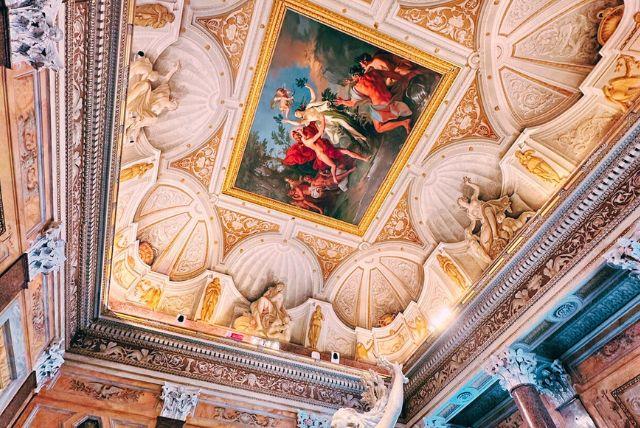 מה ההבדל בין הקומה הראשונה לקומה השנייה בגלריה בורגזה?