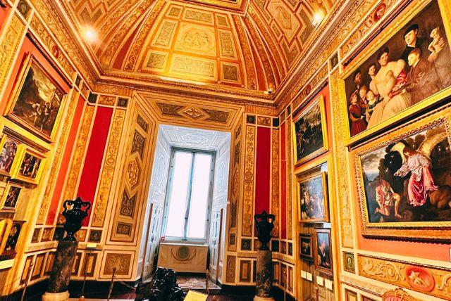 מה ההבדל בין הקומה הראשונה לקומה השנייה בגלריה בורגזה?