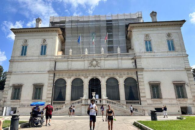 למה בגלריה בורגזה מגבילים את הכניסה ל־360 אנשים בלבד?