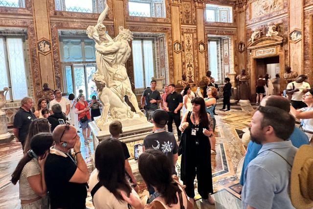 למה בגלריה בורגזה מגבילים את הכניסה ל־360 אנשים בלבד?