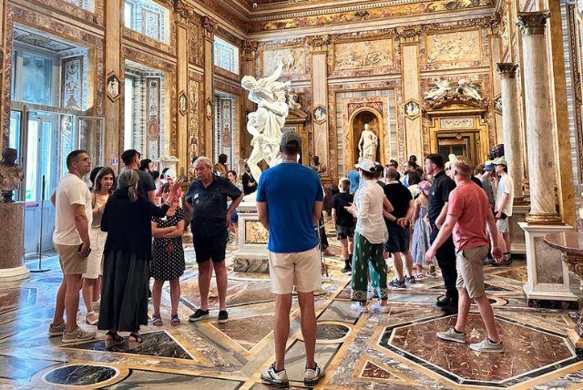 למה בגלריה בורגזה מגבילים את הכניסה ל־360 אנשים בלבד?