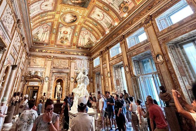 למה בגלריה בורגזה מגבילים את הכניסה ל־360 אנשים בלבד?