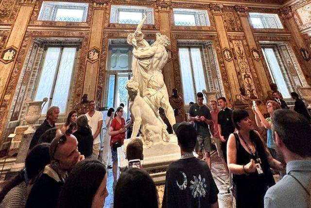 כמה מבקרים באמת נמצאים בכל רגע בגלריה? ההבדל בין תיאוריה למציאות