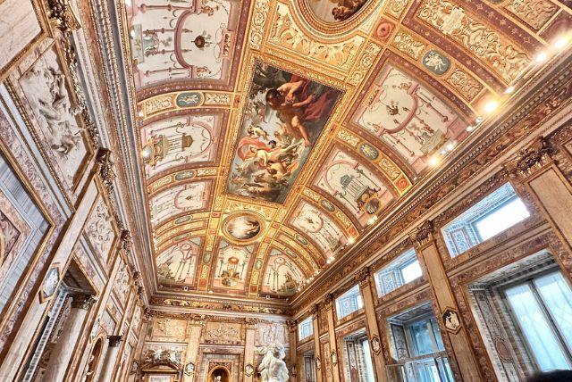 תקרת חדר אפולו ודפנה - הסיפור שמעל הראש של רוב המבקרים