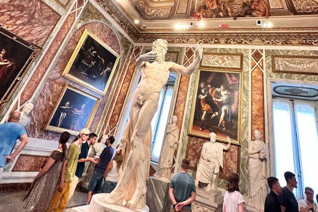 חדר פסל האיש עם זנב בוילה בורגזה - סילנוס דמות מיתולוגית מהפמליה של דיוניסוס