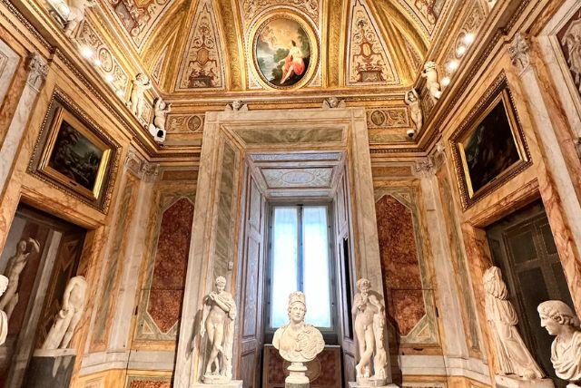 החדר המוזהב – תקרות וברוק עשיר שלא רואים בשום מקום אחר (קומת קרקע)