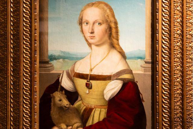 רפאל - יצירת "הגברת עם היונק הדבש": הפרטים הקטנים שמעידים על התקופה