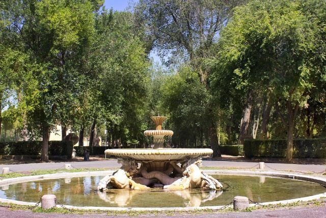 מזרקת מים ממול וילה בורגזה - מזרקת הפרצופים הנקראת גם "מזרקת העץ העתיק"