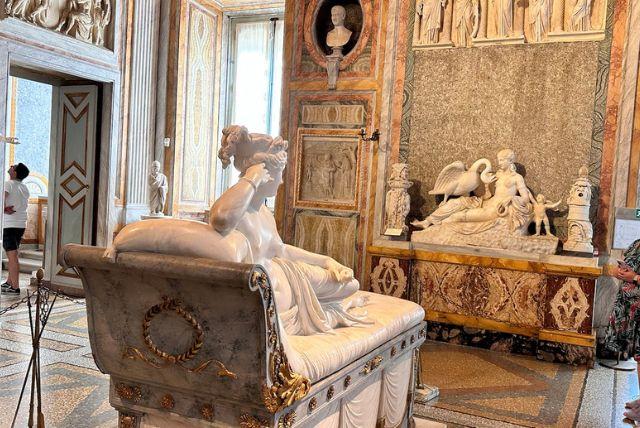 חדר הנשים – דיוקנאות נשיים מתקופות שונות (קומה עליונה)