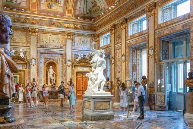 חדר האוספים הקטנים – פסלים זעירים, תכשיטים ומטבעות של משפחת בורגזה (קומה עליונה) credit to headout.com