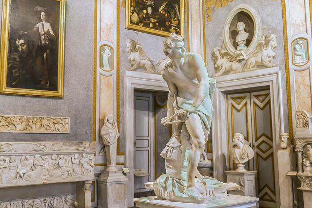 חדר האוספים הקטנים – פסלים זעירים, תכשיטים ומטבעות של משפחת בורגזה (קומה עליונה) credit to headout.com